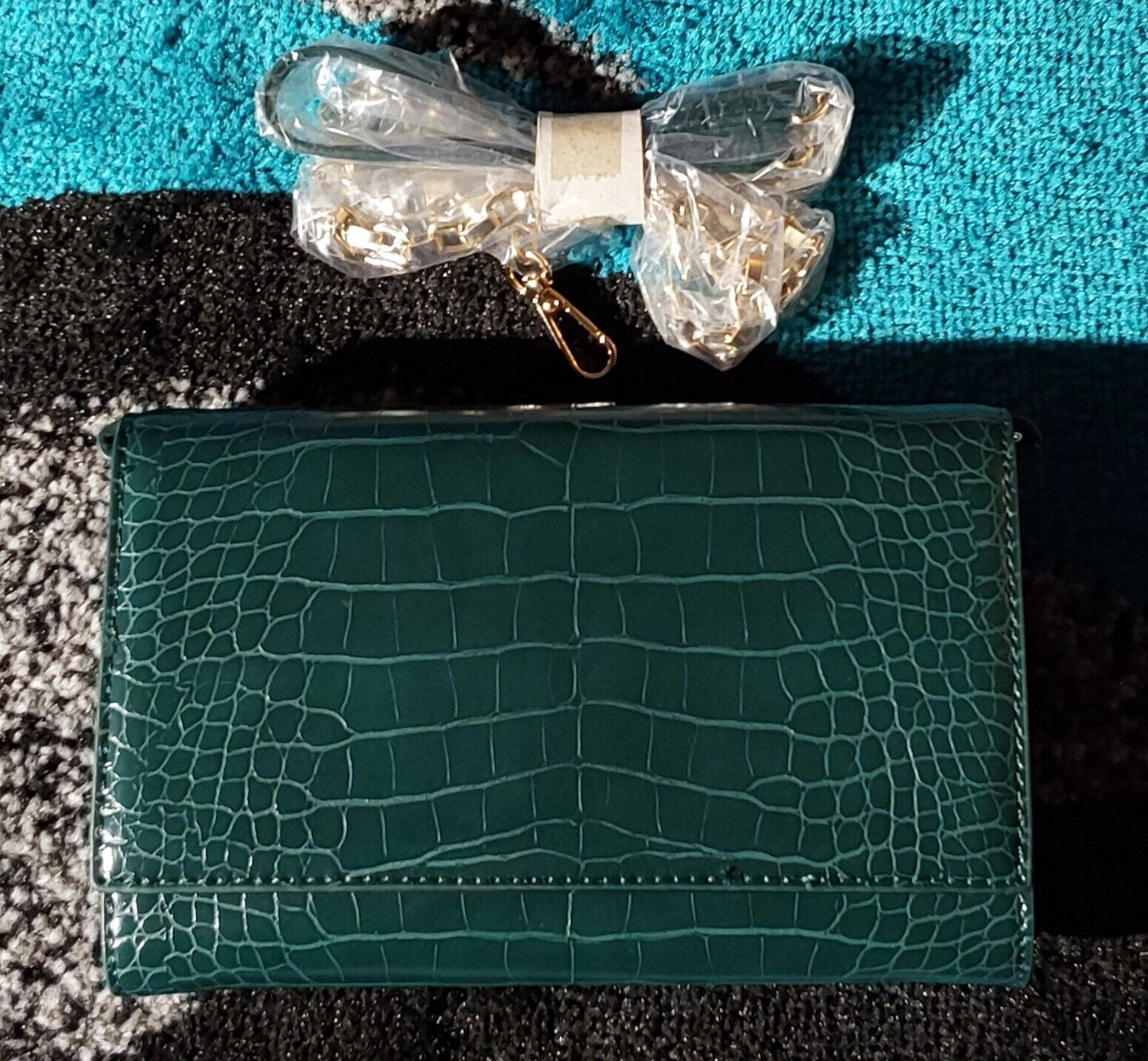 LULUS WRISTLET/WALLET CROSSBODY CROC STYLE EMERALD GREEN NEW